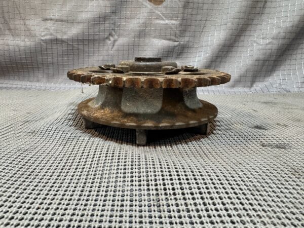 1983 Suzuki GR650 Tempter S936-5) rear wheel sprocket and carrier - Image 5
