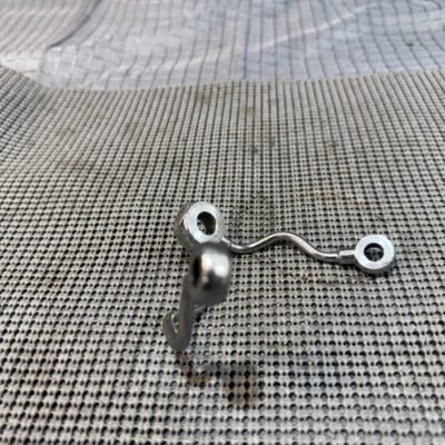 1983 YAMAHA XVZ1200 VENTURE YM261 ENGINE CYLINDER HEAD OIL LINE BRACKET