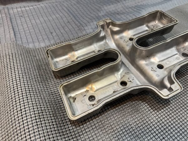 1983 Yamaha XVZ1200 Venture Rear Valve Cover - Image 4