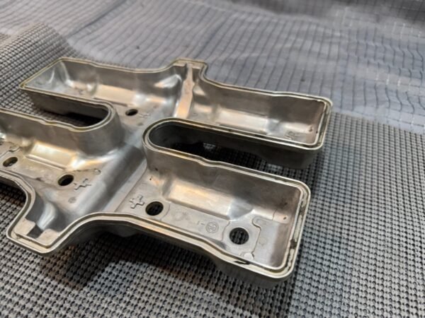 1983 Yamaha XVZ1200 Venture Rear Valve Cover - Image 5