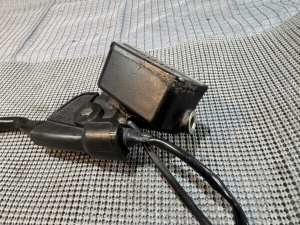 1983 Yamaha Venture Royale XVZ1200 Front  Right Brake Master Cylinder - Image 11