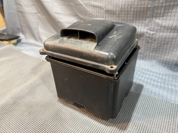 1983 YAMAHA Venture Royale XVZ1200 XVZ 1200 Air Cleaner Filter Housing Box - Image 3